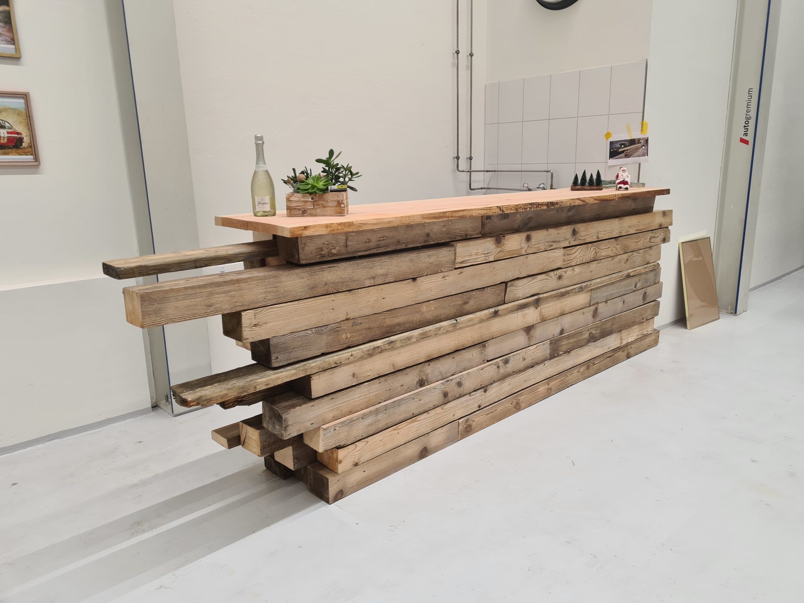 Selbstgebaute Bartheke aus Altholz-Balken von G Mark Montagen