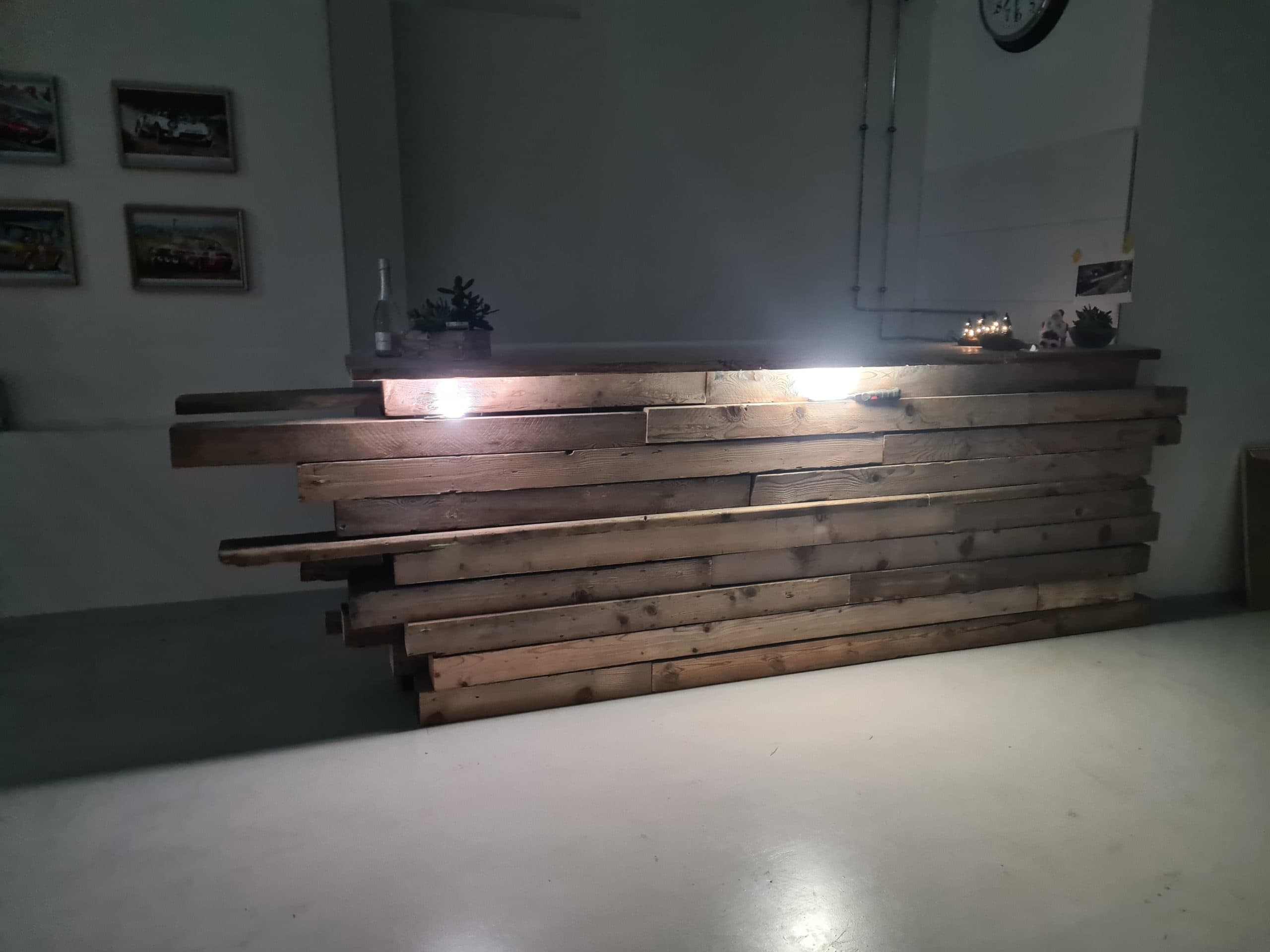 Altholz-Bartheke in stimmungsvollem Licht