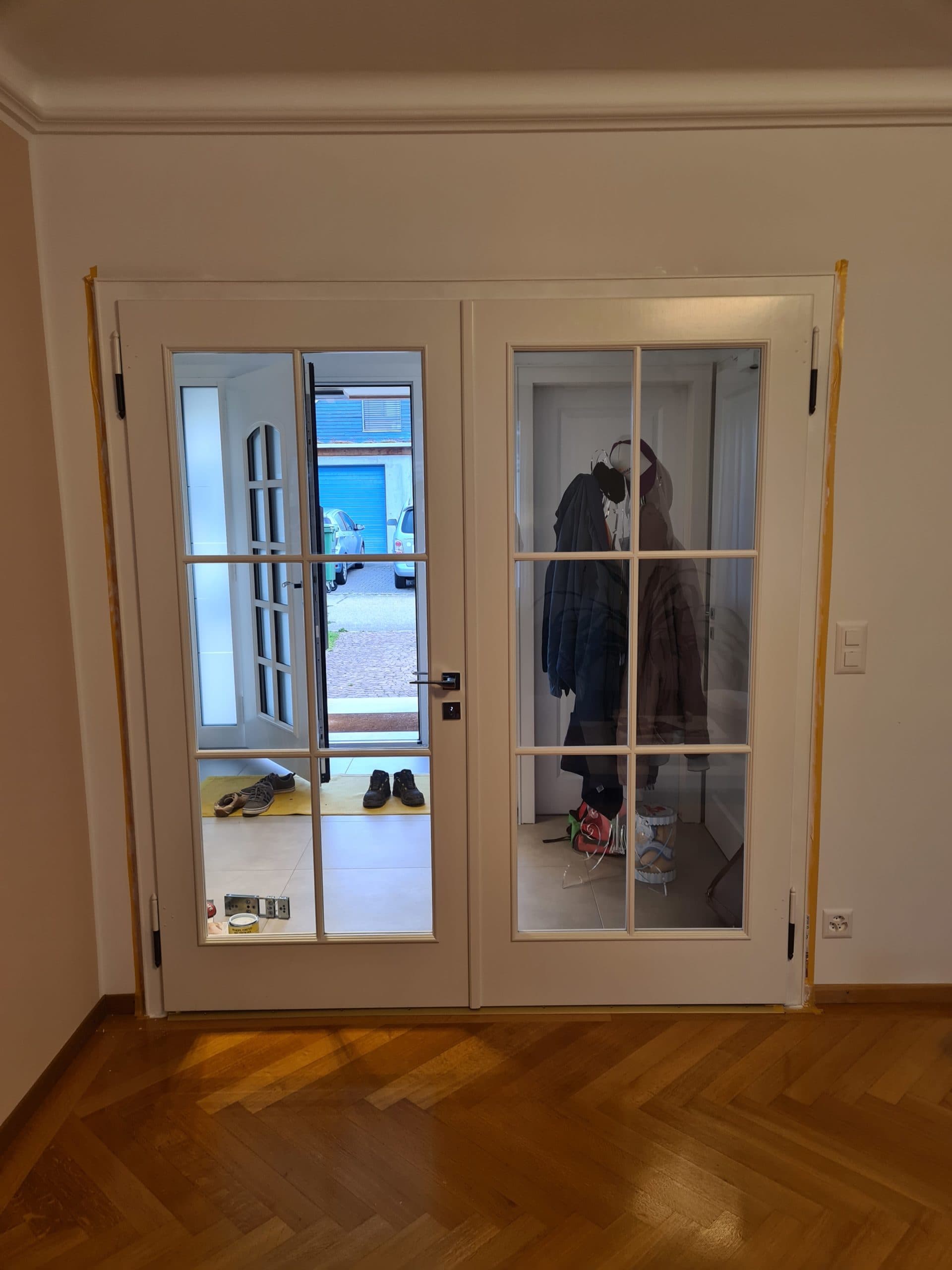 Doppelflüglige Sprossentür in weiss, montiert im Altbau