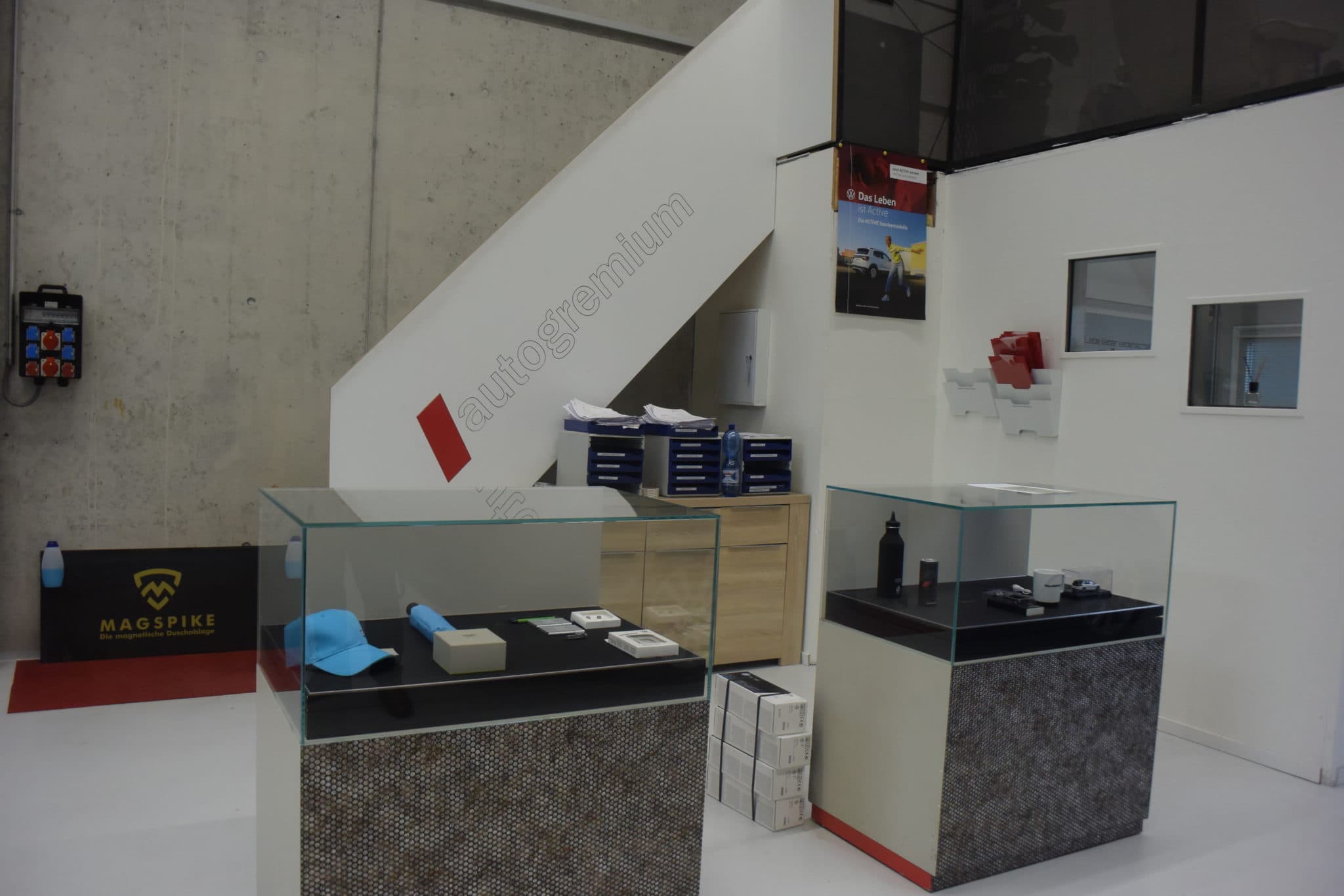 Ladenbau mit Vitrinen und Empfangsbereich