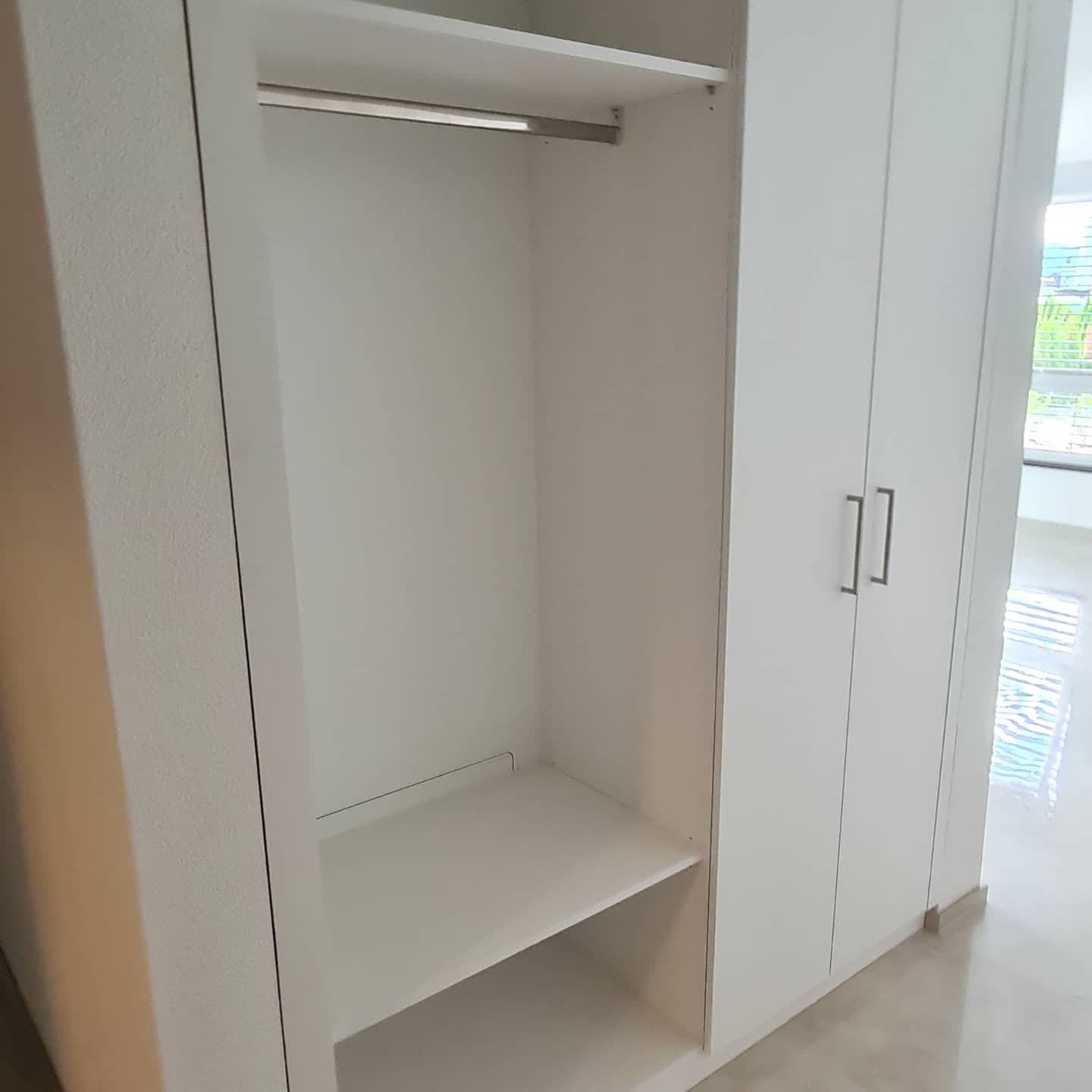 Einbauschrank mit offener Garderobe und Kleiderstange